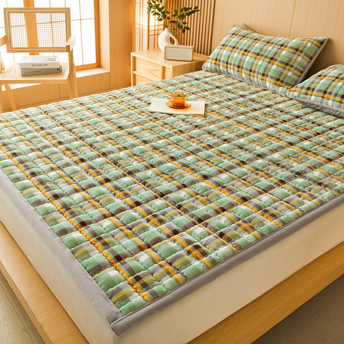 91家纺网 家纺一手货源 找家纺 澳梵家居 2025新款无印风牛奶绒夹棉床护垫 青绿黄格纹