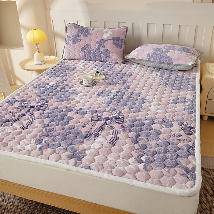 91家纺网 家纺一手货源 找家纺 情煊家纺 2025新款A类牛奶绒印花夹棉床垫 秘境