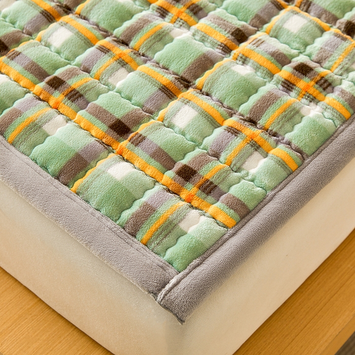 91家纺网 家纺一手货源 找家纺 澳梵家居 2025新款无印风牛奶绒夹棉床护垫 青绿黄格纹