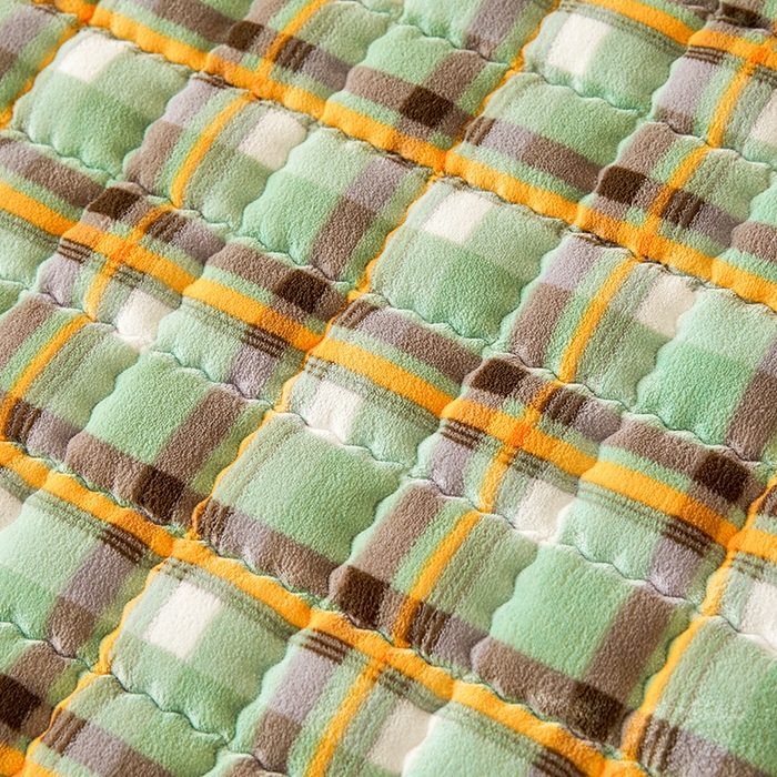 91家纺网 家纺一手货源 找家纺 澳梵家居 2025新款无印风牛奶绒夹棉床护垫 青绿黄格纹