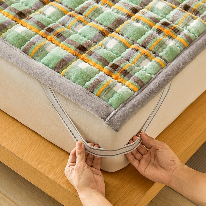 91家纺网 家纺一手货源 找家纺 澳梵家居 2025新款无印风牛奶绒夹棉床护垫 青绿黄格纹