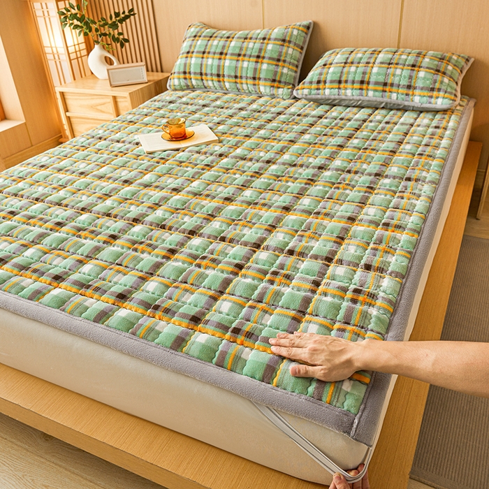 91家纺网 家纺一手货源 找家纺 澳梵家居 2025新款无印风牛奶绒夹棉床护垫 青绿黄格纹