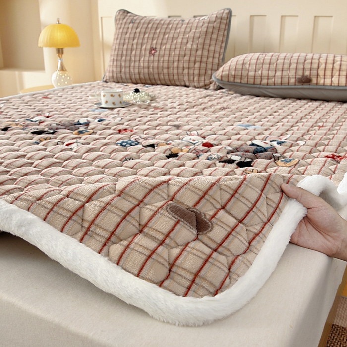 91家纺网 家纺一手货源 找家纺 情煊家纺 2025新款A类牛奶绒印花夹棉床垫 蘑菇小兔