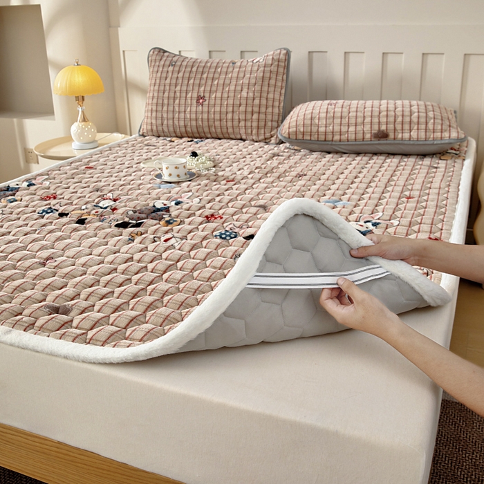 91家纺网 家纺一手货源 找家纺 情煊家纺 2025新款A类牛奶绒印花夹棉床垫 蘑菇小兔