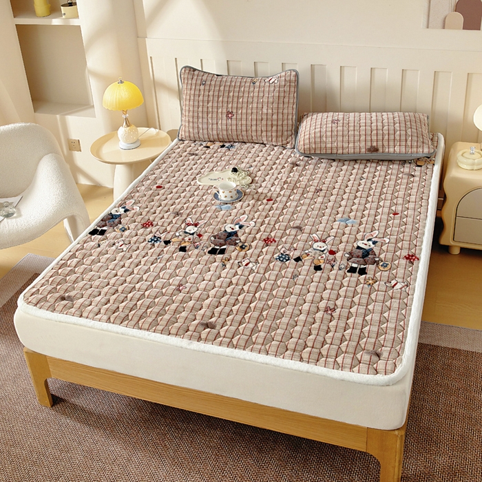 91家纺网 家纺一手货源 找家纺 情煊家纺 2025新款A类牛奶绒印花夹棉床垫 蘑菇小兔