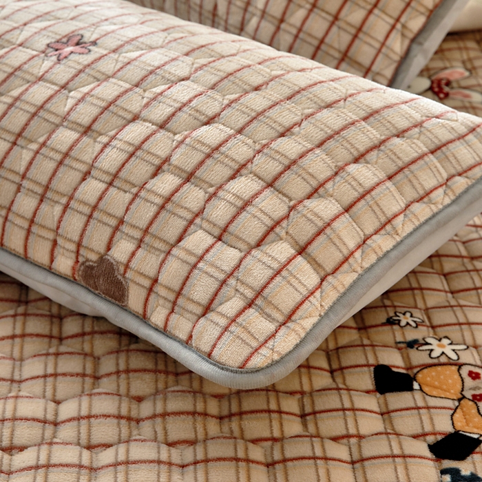 91家纺网 家纺一手货源 找家纺 情煊家纺 2025新款A类牛奶绒印花夹棉床垫 蘑菇小兔