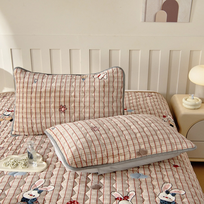91家纺网 家纺一手货源 找家纺 情煊家纺 2025新款A类牛奶绒印花夹棉床垫 蘑菇小兔