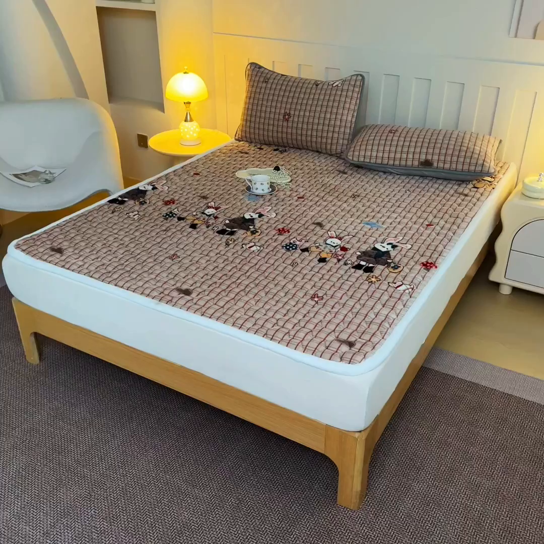 91家纺网 家纺一手货源 找家纺 情煊家纺 2025新款A类牛奶绒印花夹棉床垫 蘑菇小兔