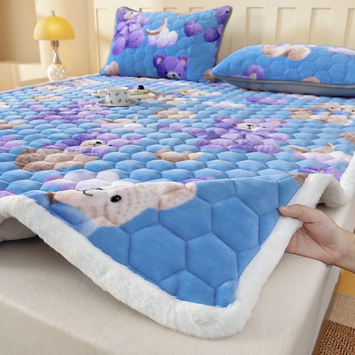 91家纺网 家纺一手货源 找家纺 情煊家纺 2025新款A类牛奶绒印花夹棉床垫 童趣