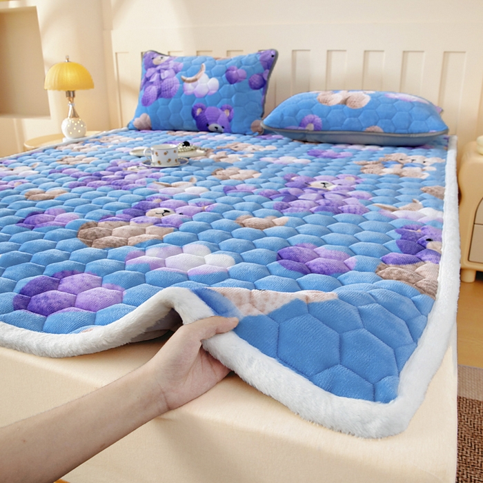 91家纺网 家纺一手货源 找家纺 情煊家纺 2025新款A类牛奶绒印花夹棉床垫 童趣