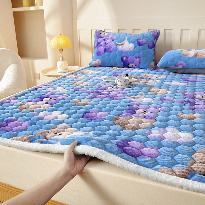 91家纺网 家纺一手货源 找家纺 情煊家纺 2025新款A类牛奶绒印花夹棉床垫 童趣