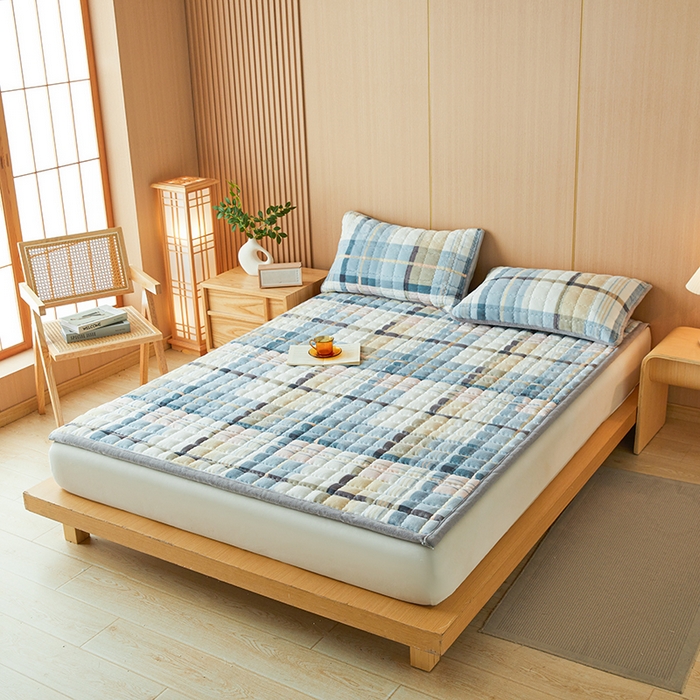 91家纺网 家纺一手货源 找家纺 澳梵家居 2025新款无印风牛奶绒夹棉床护垫 雅致格调