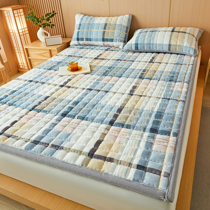 91家纺网 家纺一手货源 找家纺 澳梵家居 2025新款无印风牛奶绒夹棉床护垫 雅致格调