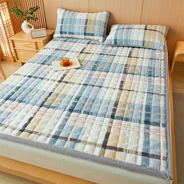 91家纺网 家纺一手货源 找家纺 澳梵家居 2025新款无印风牛奶绒夹棉床护垫 雅致格调