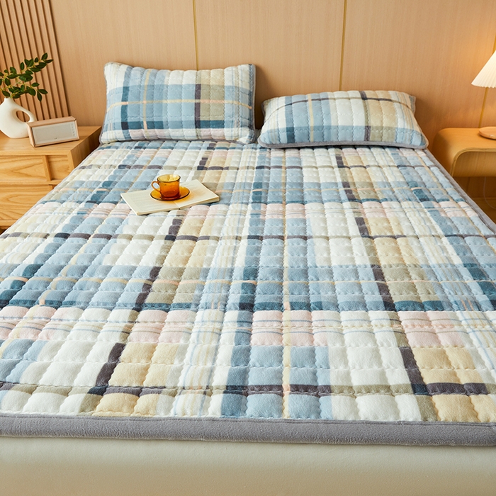 91家纺网 家纺一手货源 找家纺 澳梵家居 2025新款无印风牛奶绒夹棉床护垫 雅致格调