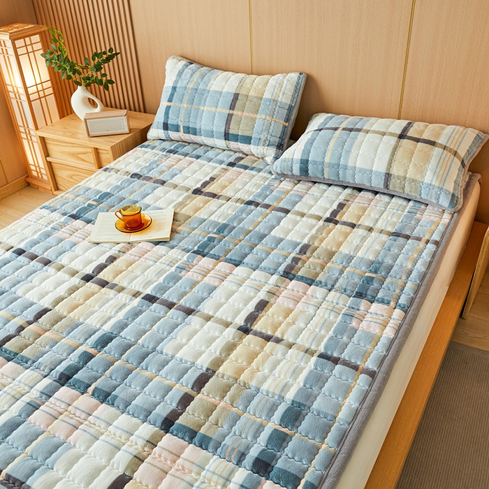 91家纺网 家纺一手货源 找家纺 澳梵家居 2025新款无印风牛奶绒夹棉床护垫 雅致格调