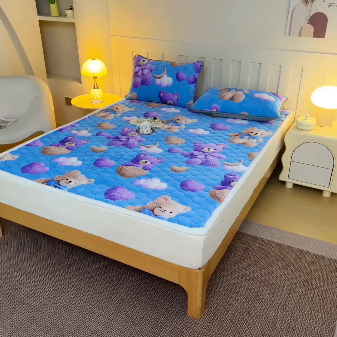 91家纺网 家纺一手货源 找家纺 情煊家纺 2025新款A类牛奶绒印花夹棉床垫 童趣