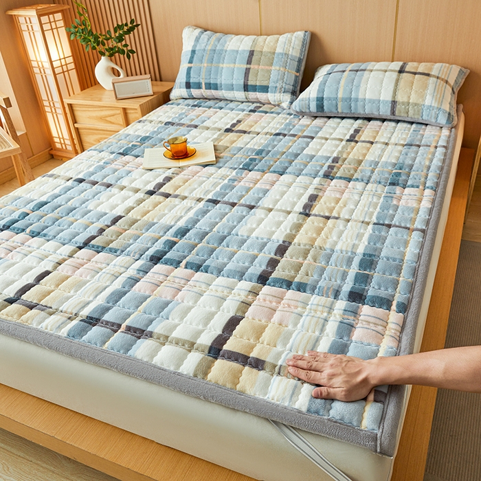 91家纺网 家纺一手货源 找家纺 澳梵家居 2025新款无印风牛奶绒夹棉床护垫 雅致格调