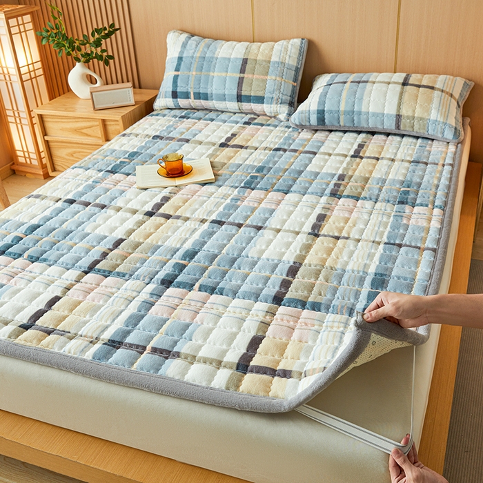 91家纺网 家纺一手货源 找家纺 澳梵家居 2025新款无印风牛奶绒夹棉床护垫 雅致格调