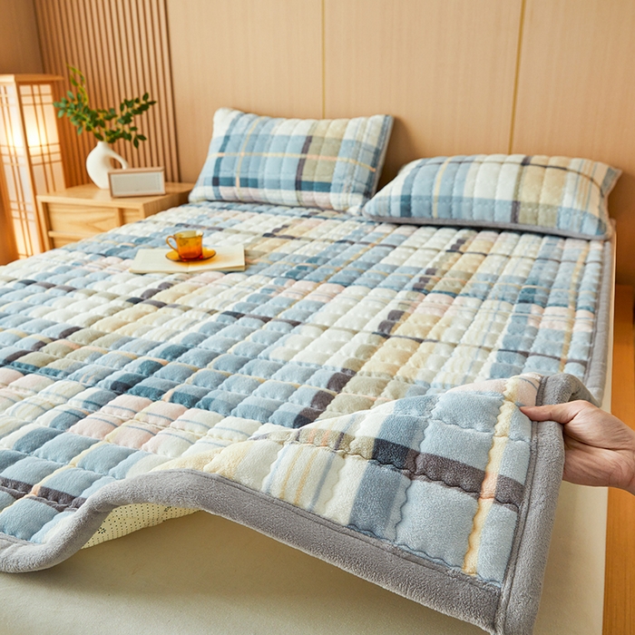 91家纺网 家纺一手货源 找家纺 澳梵家居 2025新款无印风牛奶绒夹棉床护垫 雅致格调