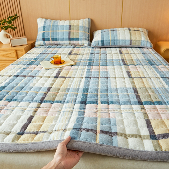 91家纺网 家纺一手货源 找家纺 澳梵家居 2025新款无印风牛奶绒夹棉床护垫 雅致格调