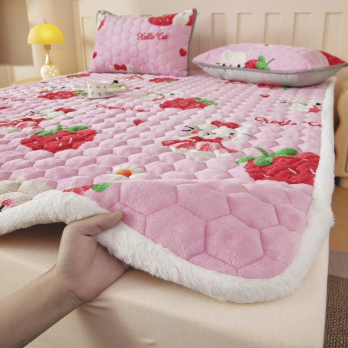 91家纺网 家纺一手货源 找家纺 情煊家纺 2025新款A类牛奶绒印花夹棉床垫 童真