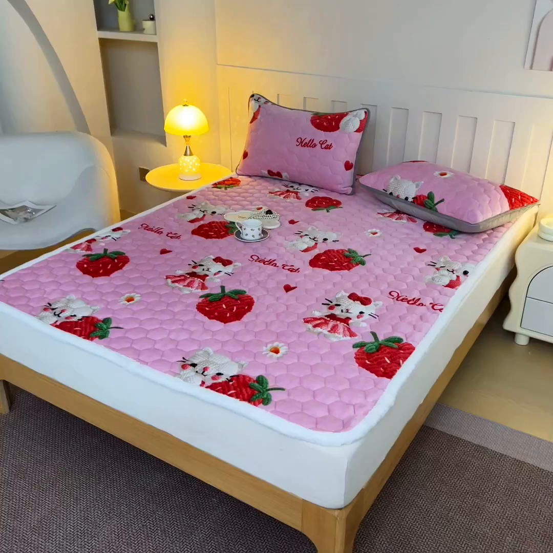 91家纺网 家纺一手货源 找家纺 情煊家纺 2025新款A类牛奶绒印花夹棉床垫 童真