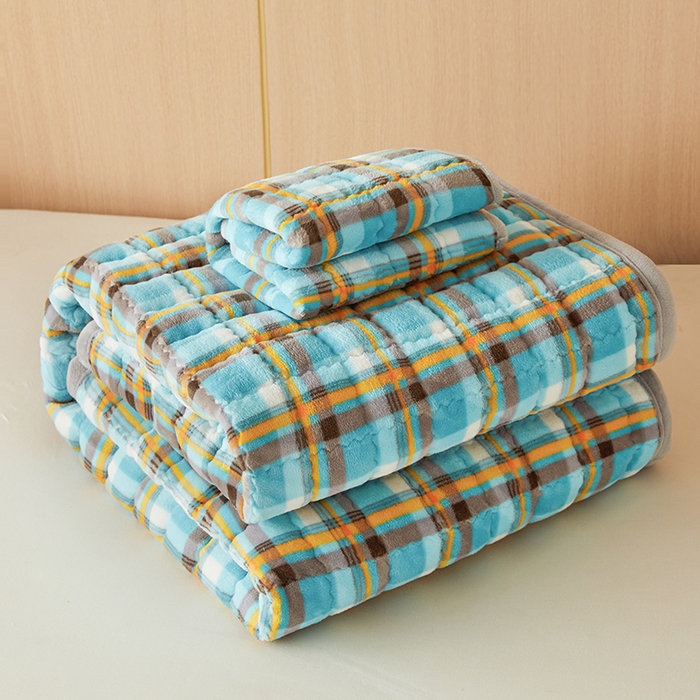 91家纺网 家纺一手货源 找家纺 澳梵家居 2025新款无印风牛奶绒夹棉床护垫 幽蓝格调