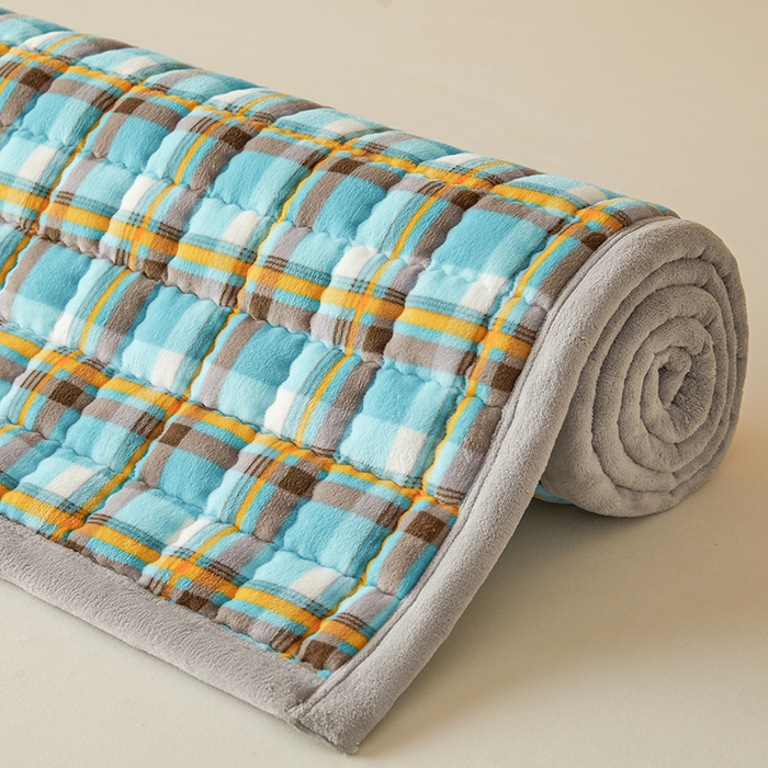 91家纺网 家纺一手货源 找家纺 澳梵家居 2025新款无印风牛奶绒夹棉床护垫 幽蓝格调