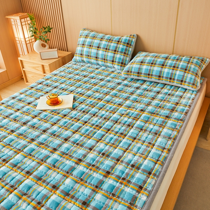 91家纺网 家纺一手货源 找家纺 澳梵家居 2025新款无印风牛奶绒夹棉床护垫 幽蓝格调