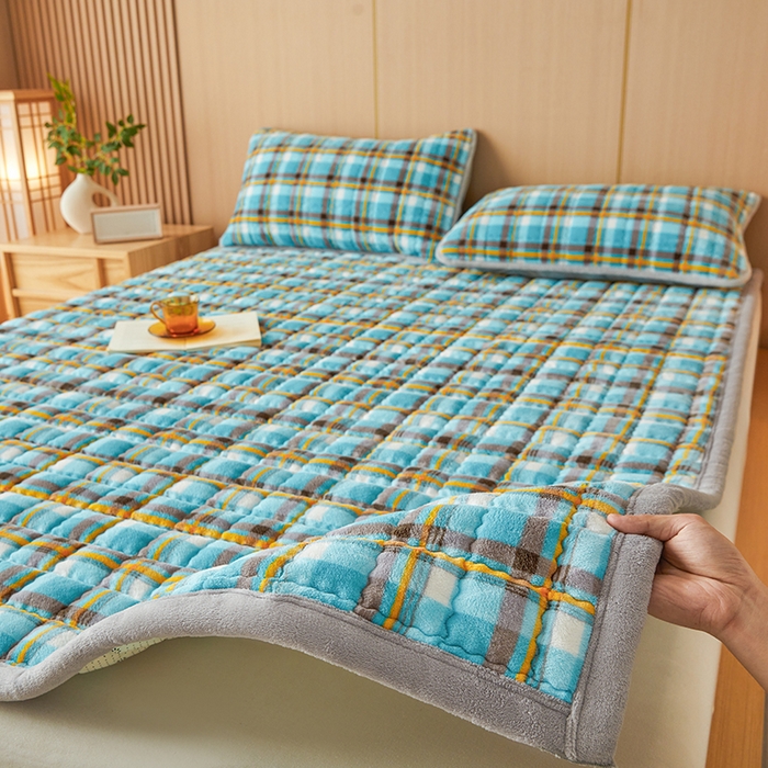 91家纺网 家纺一手货源 找家纺 澳梵家居 2025新款无印风牛奶绒夹棉床护垫 幽蓝格调