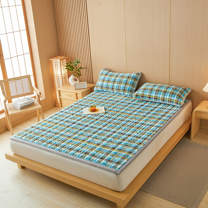 91家纺网 家纺一手货源 找家纺 澳梵家居 2025新款无印风牛奶绒夹棉床护垫 幽蓝格调