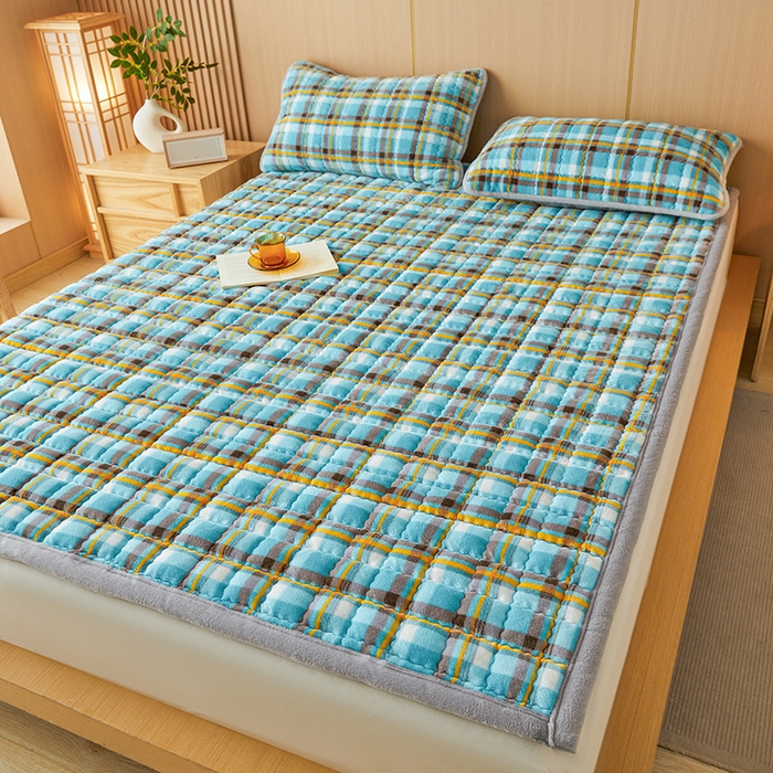 91家纺网 家纺一手货源 找家纺 澳梵家居 2025新款无印风牛奶绒夹棉床护垫 幽蓝格调