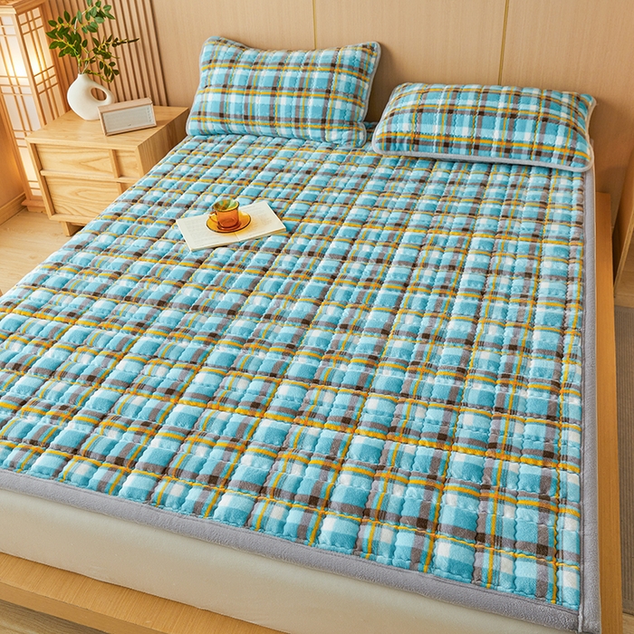 91家纺网 家纺一手货源 找家纺 澳梵家居 2025新款无印风牛奶绒夹棉床护垫 幽蓝格调