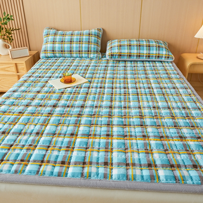 91家纺网 家纺一手货源 找家纺 澳梵家居 2025新款无印风牛奶绒夹棉床护垫 幽蓝格调