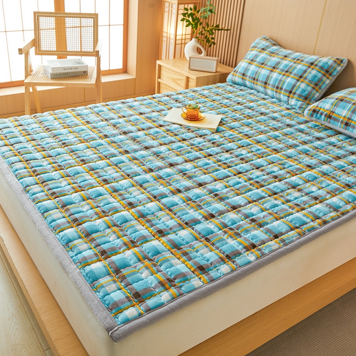 91家纺网 家纺一手货源 找家纺 澳梵家居 2025新款无印风牛奶绒夹棉床护垫 幽蓝格调