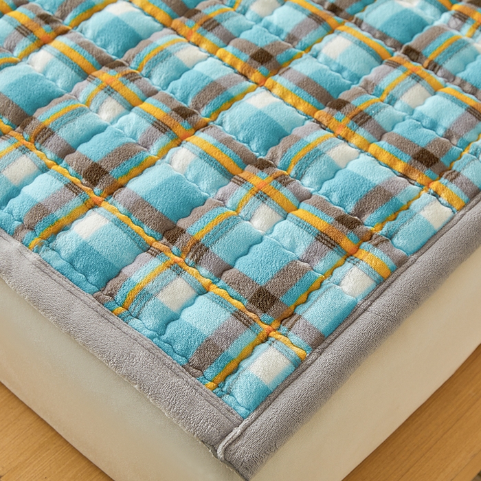 91家纺网 家纺一手货源 找家纺 澳梵家居 2025新款无印风牛奶绒夹棉床护垫 幽蓝格调