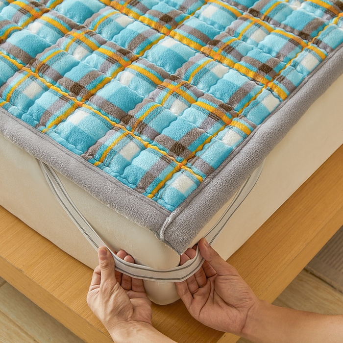 91家纺网 家纺一手货源 找家纺 澳梵家居 2025新款无印风牛奶绒夹棉床护垫 幽蓝格调