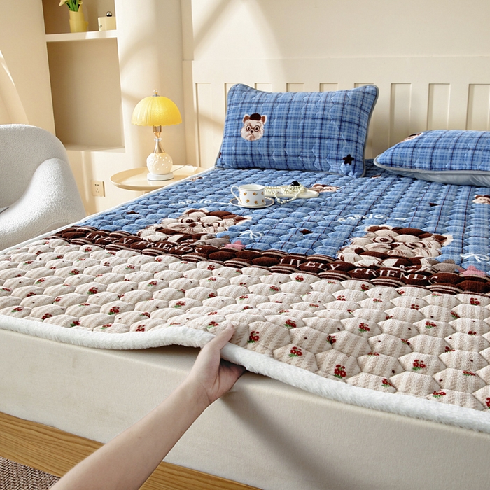 91家纺网 家纺一手货源 找家纺 情煊家纺 2025新款A类牛奶绒印花夹棉床垫 西高地