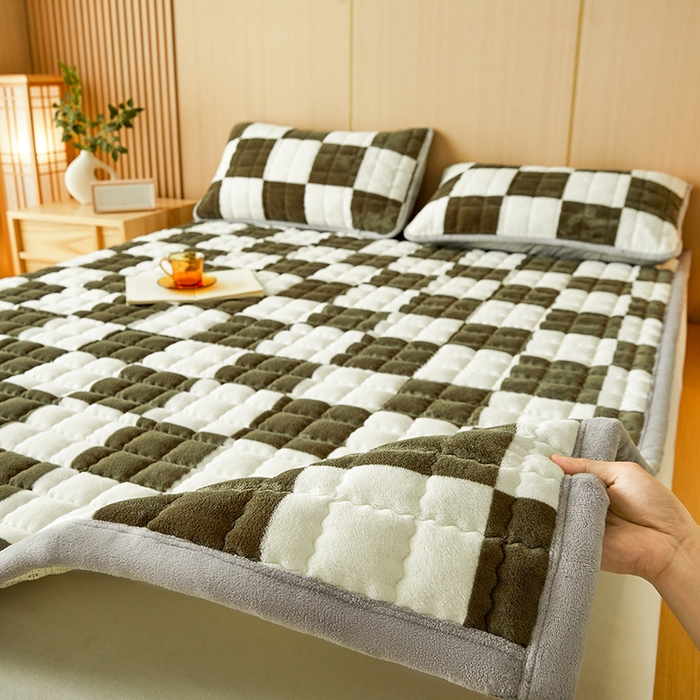 91家纺网 家纺一手货源 找家纺 澳梵家居 2025新款无印风牛奶绒夹棉床护垫 棕绿白格