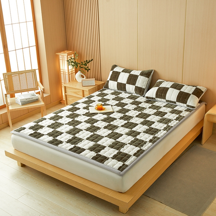 91家纺网 家纺一手货源 找家纺 澳梵家居 2025新款无印风牛奶绒夹棉床护垫 棕绿白格