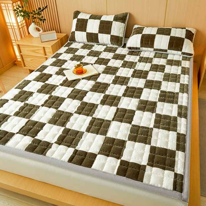 91家纺网 家纺一手货源 找家纺 澳梵家居 2025新款无印风牛奶绒夹棉床护垫 棕绿白格