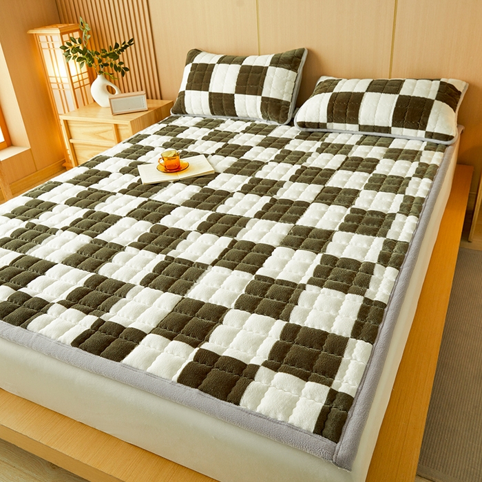 91家纺网 家纺一手货源 找家纺 澳梵家居 2025新款无印风牛奶绒夹棉床护垫 棕绿白格