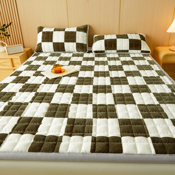 91家纺网 家纺一手货源 找家纺 澳梵家居 2025新款无印风牛奶绒夹棉床护垫 棕绿白格