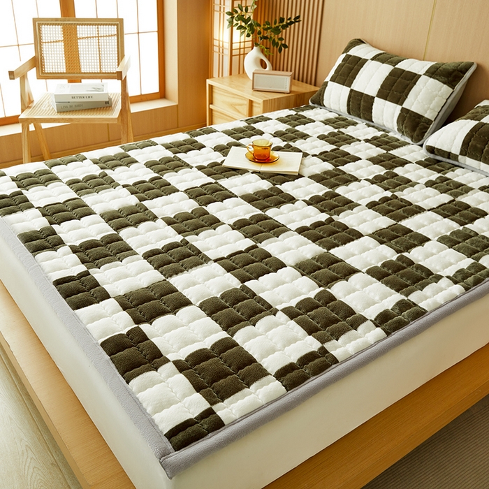 91家纺网 家纺一手货源 找家纺 澳梵家居 2025新款无印风牛奶绒夹棉床护垫 棕绿白格