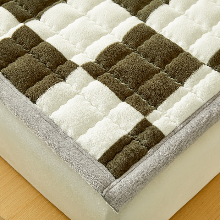 91家纺网 家纺一手货源 找家纺 澳梵家居 2025新款无印风牛奶绒夹棉床护垫 棕绿白格