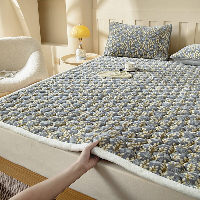 91家纺网 家纺一手货源 找家纺 情煊家纺 2025新款A类牛奶绒印花夹棉床垫 银杏叶