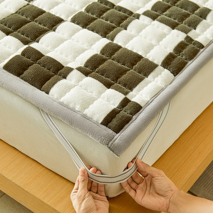 91家纺网 家纺一手货源 找家纺 澳梵家居 2025新款无印风牛奶绒夹棉床护垫 棕绿白格