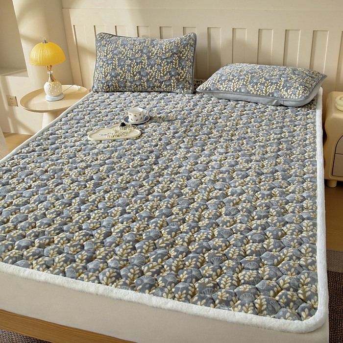 91家纺网 家纺一手货源 找家纺 情煊家纺 2025新款A类牛奶绒印花夹棉床垫 银杏叶