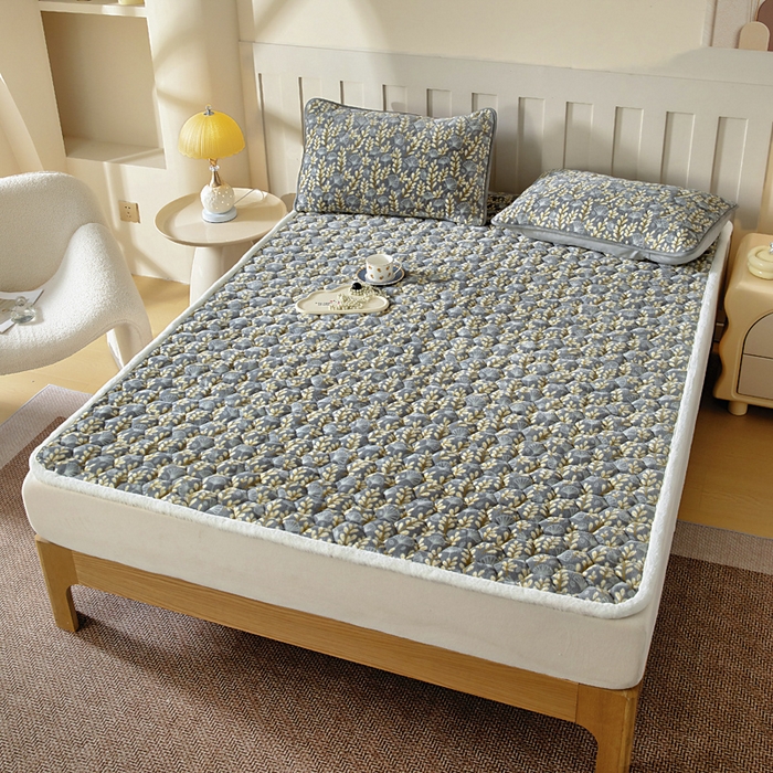 91家纺网 家纺一手货源 找家纺 情煊家纺 2025新款A类牛奶绒印花夹棉床垫 银杏叶